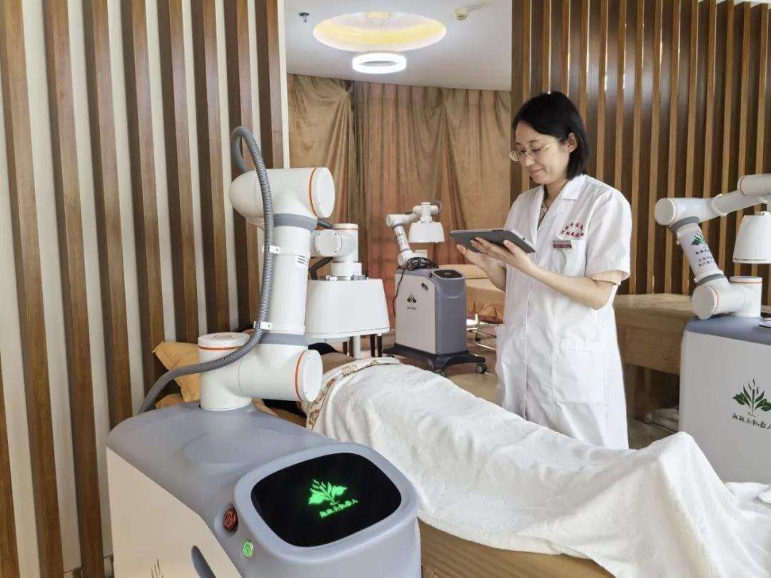 A thermal moxibustion robot performs an AI-guided treatment session with precise temperature control in a modern wellness center.